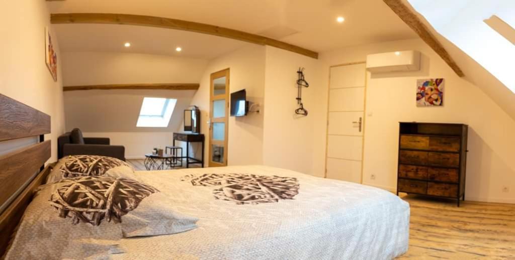 Cyris - Chambres Duplex Climatisees - Spa & Piscine Centre Ville Saint-Germain-des-Fosses エクステリア 写真